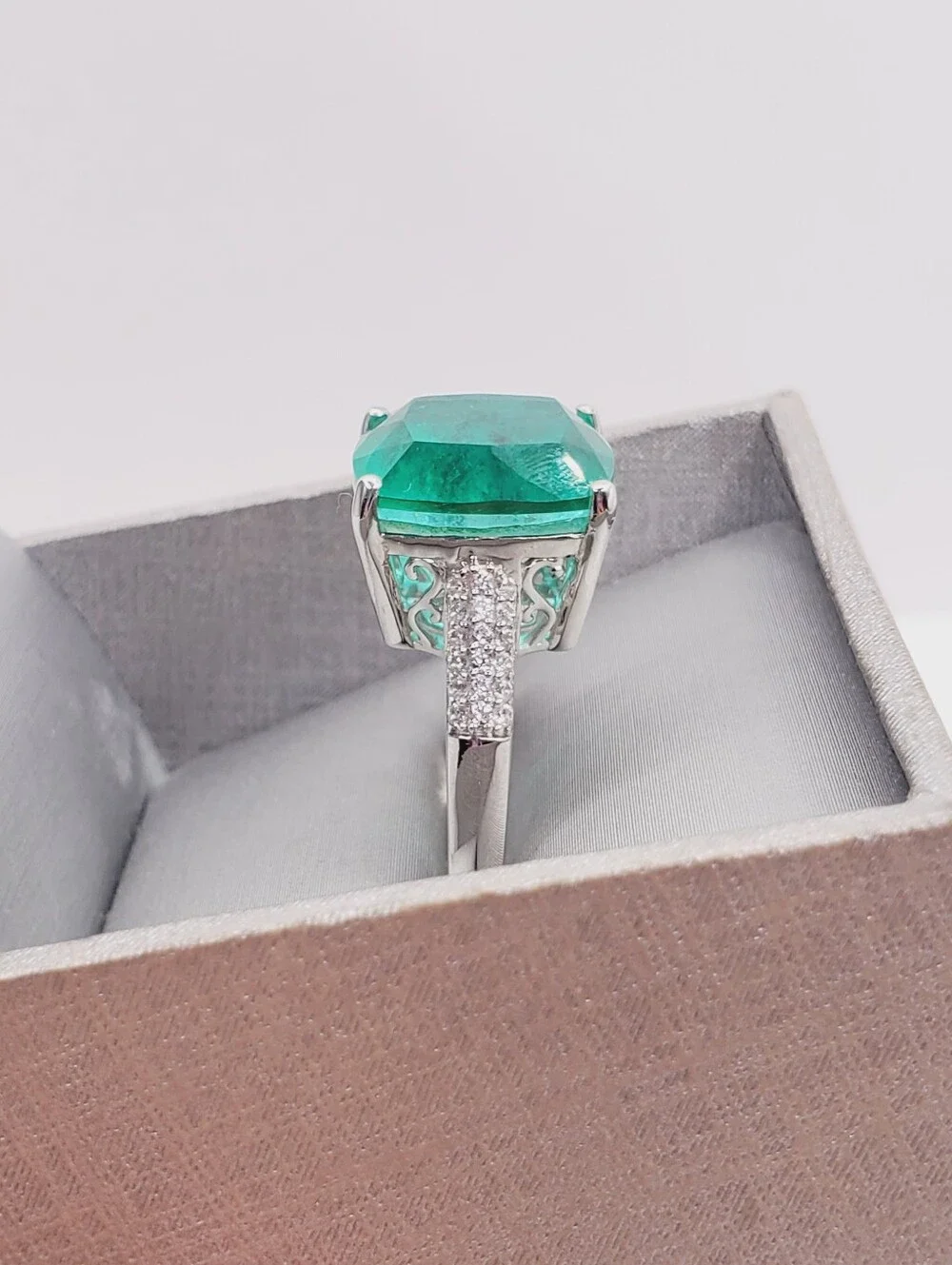 11.5 Carat Emerald Green Quartz & Zircon Platinum | 925 Sterling Silver Ring